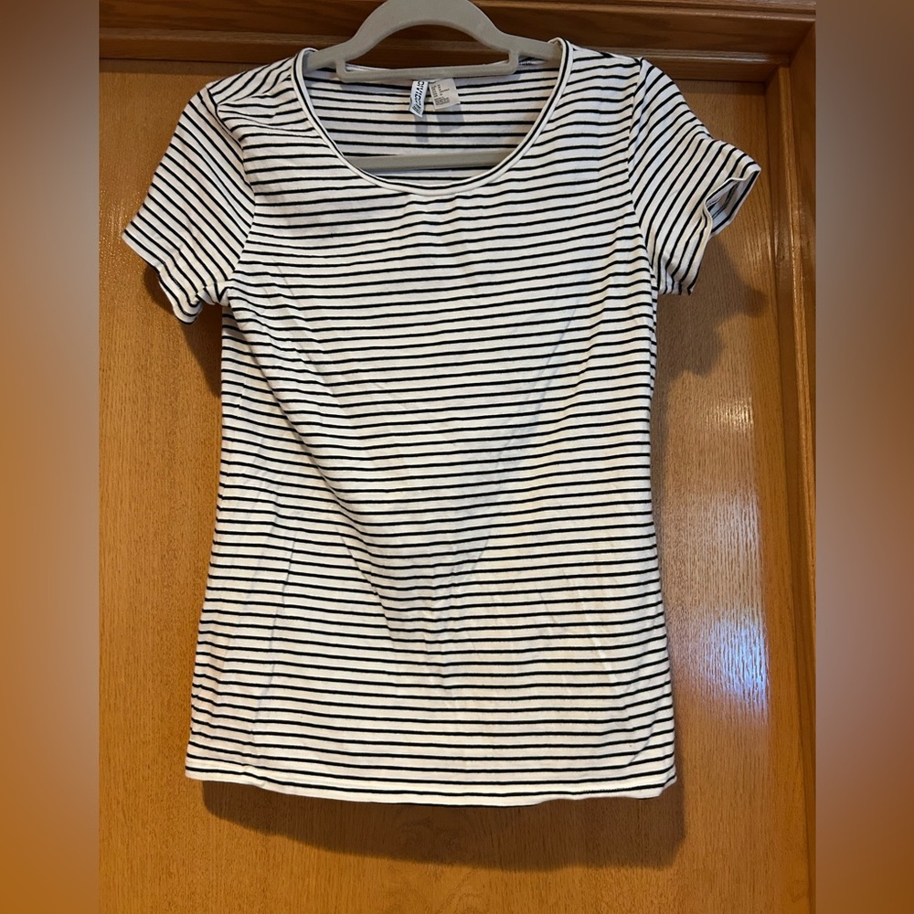 H&M Black and White Fitted Short Sleeve Tee